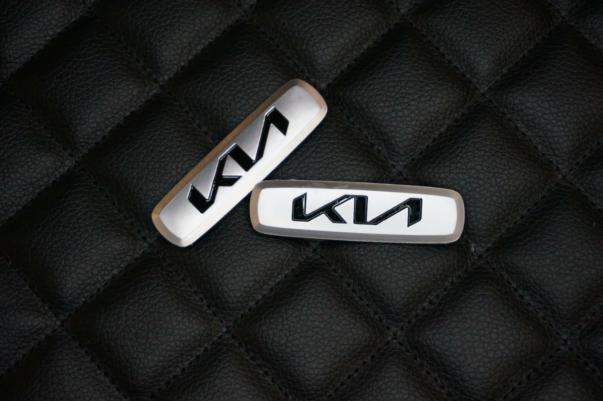 Логотип (шильдик) на автомобильный коврик с маркой автомобиля Kia / Киа