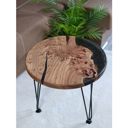 Стол журнальный оливка из катальпы с эпоксидной смолой