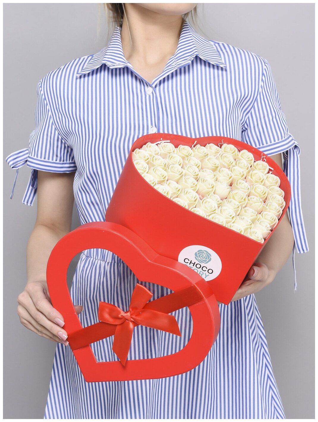 33 Шоколадные съедобные сладкие розы в форме сердца CHOCO STORY в Красной шляпной коробке с крышкой, Цвет: Белый Бельгийский шоколад, 396 гр. ZS33-K-B - фотография № 3