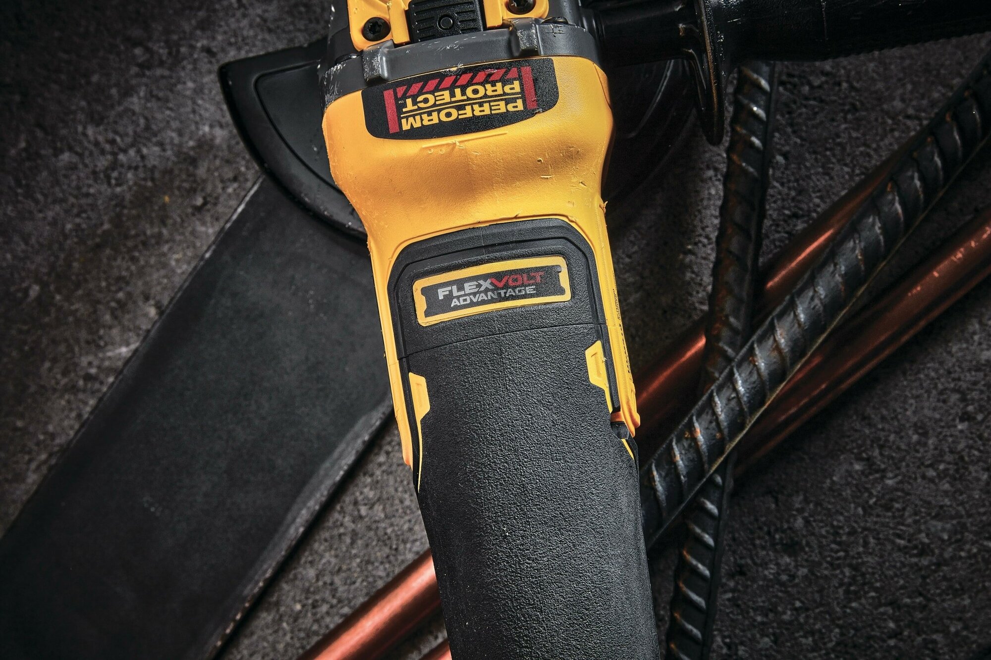 Машина шлифовальная угловая аккумуляторная DeWalt DCG409NT (б/акк,б/зу) - фото №2