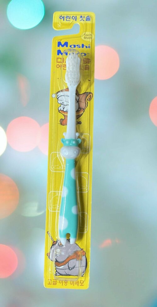 Детская зубная щетка средней жесткости MashiMaro со сверхтонкими щетинками двойной высоты , цвет бирюзовый (жираф). Производитель EQ MaxON, Южная Корея