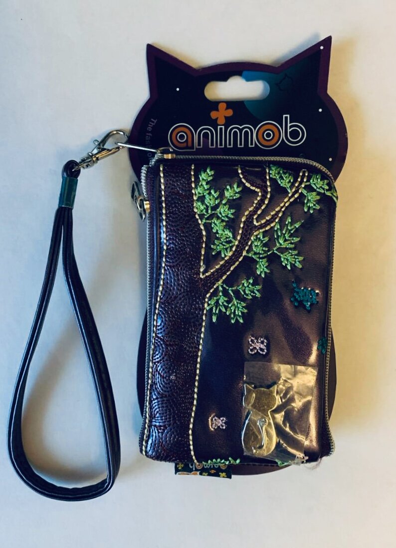 фото Сумочка "Animob" из кожзаменителя фиолетовая вертикальная с боковой молнией и ремешком на руку