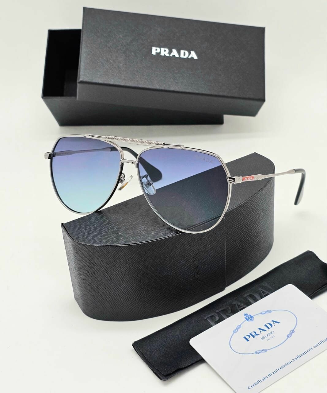 Солнцезащитные очки Prada 