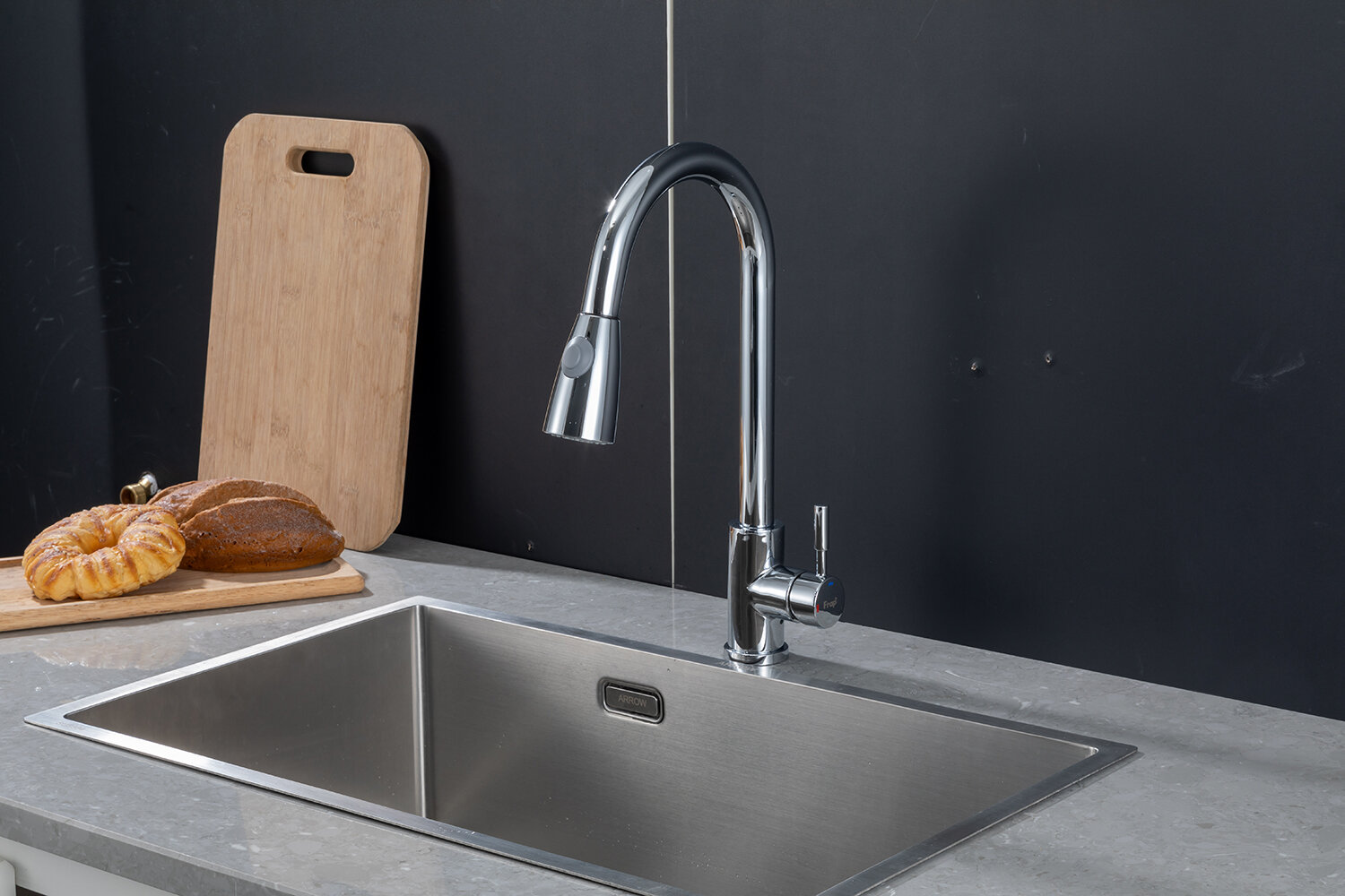 фото Смеситель для кухни Frap F60991-9 с выдвижным изливом, оружейная сталь