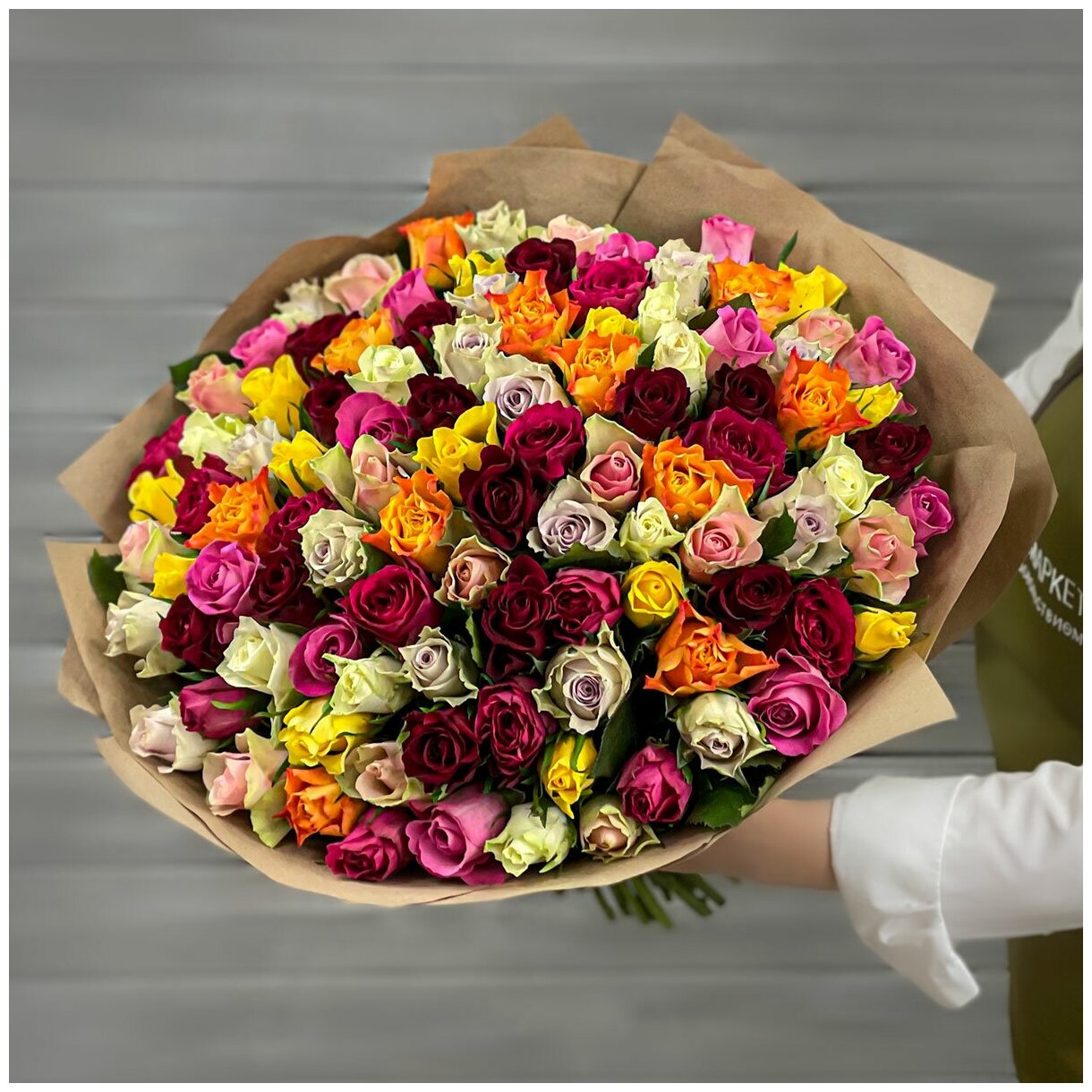 Букет живых цветов из 101 разноцветной розы 40см в крафте