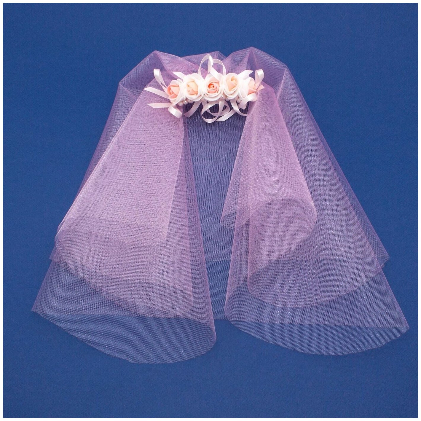 Фата для подружек невесты на девичник из розового фатина на гребне с нежными розочками, розовыми лентами из атласа и жемчужными бусинами