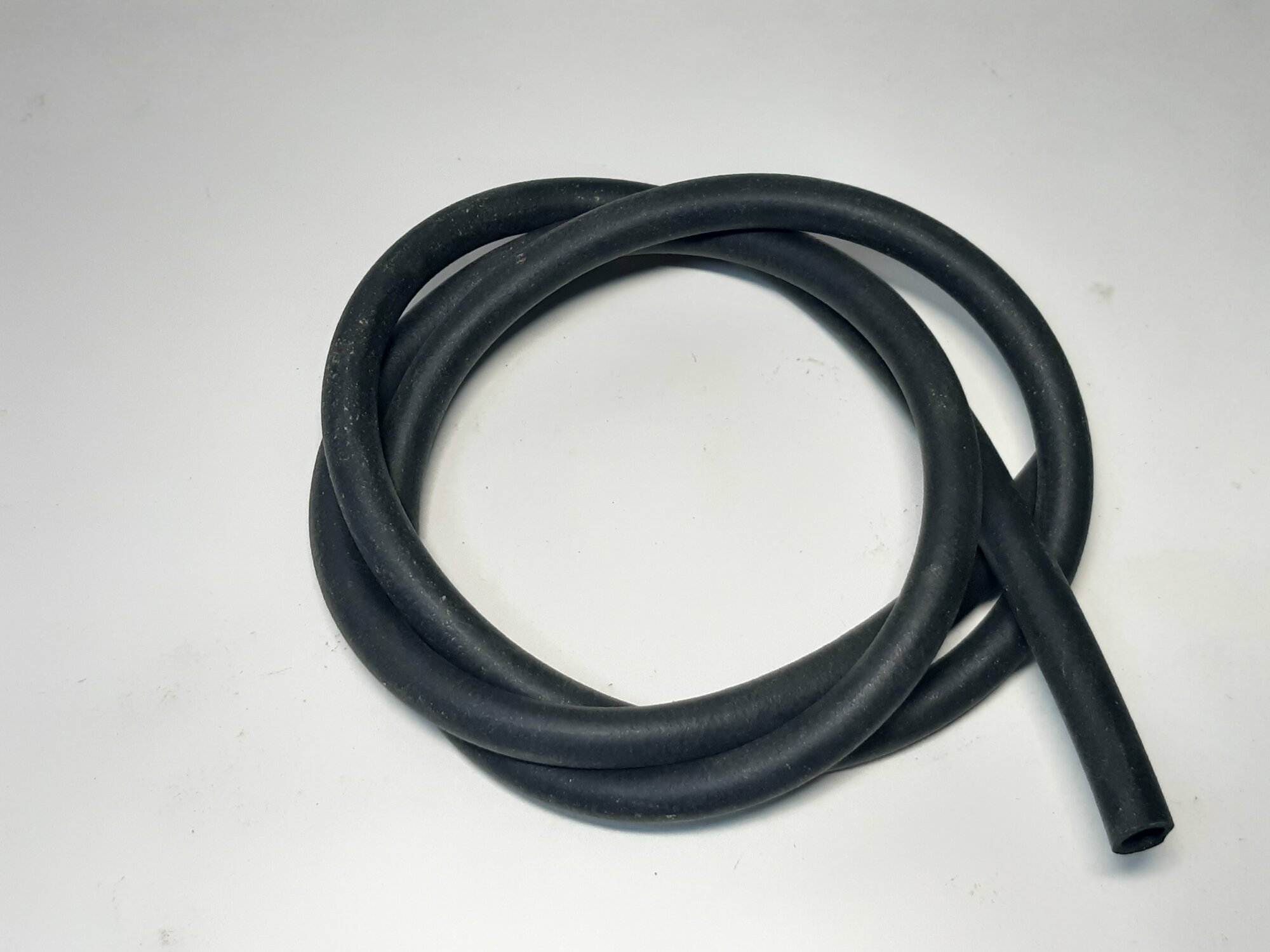 Шланг топливный резиновый чёрный d 6х8,6 мм.
