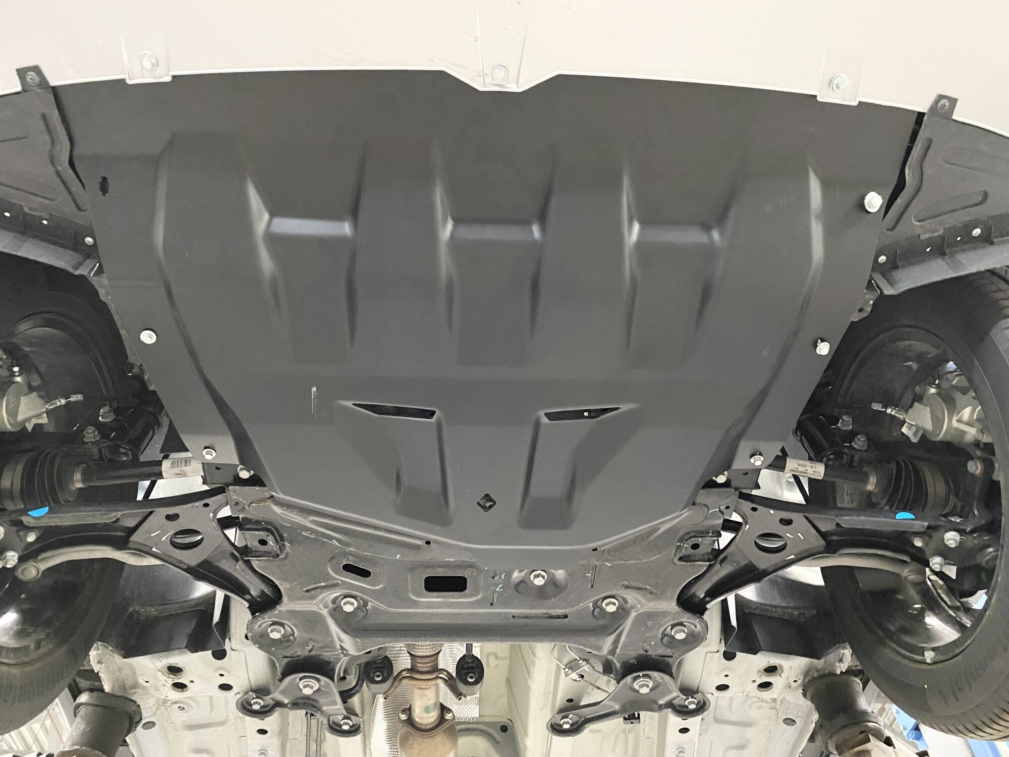 Защита картера двигателя и КПП EXEED LX V-все(2021-)/CHERY TIGGO 4 (2018-); 7PRO(2019-); 8PRO (2021-) V-ВСЕ (композит 6 ММ) (композит 6 мм)