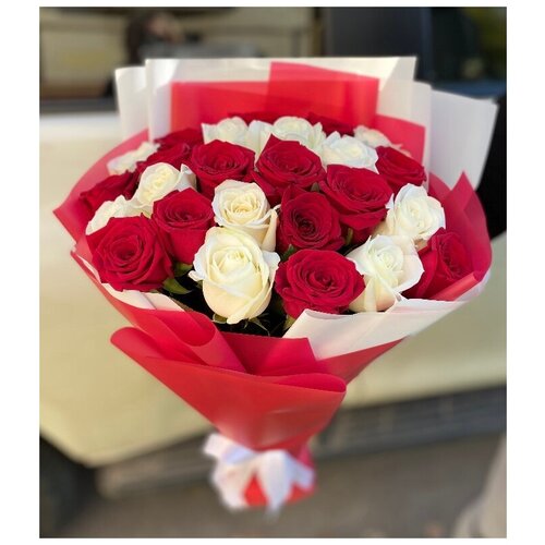 Букет из 25 красно-белых роз в дизайнерской упаковке/ арт.10127/ Радуга Букет