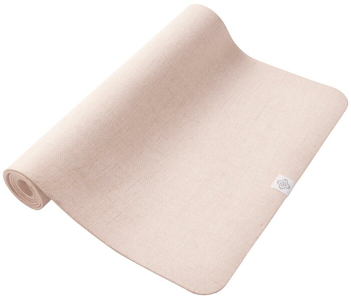 коврик для йоги в пустой комнате