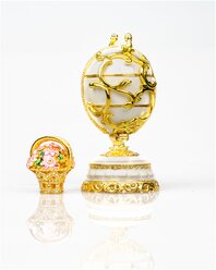 Шкатулка Яйцо в стиле Фаберже с сюрпризом "Корзина с цветами" 8,5 см Белая / Золотистая