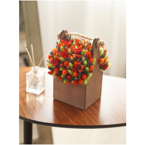 Букет сухоцветов с оранжевой нигеллой и ярким салатовым фаларисом в деревянном ящике