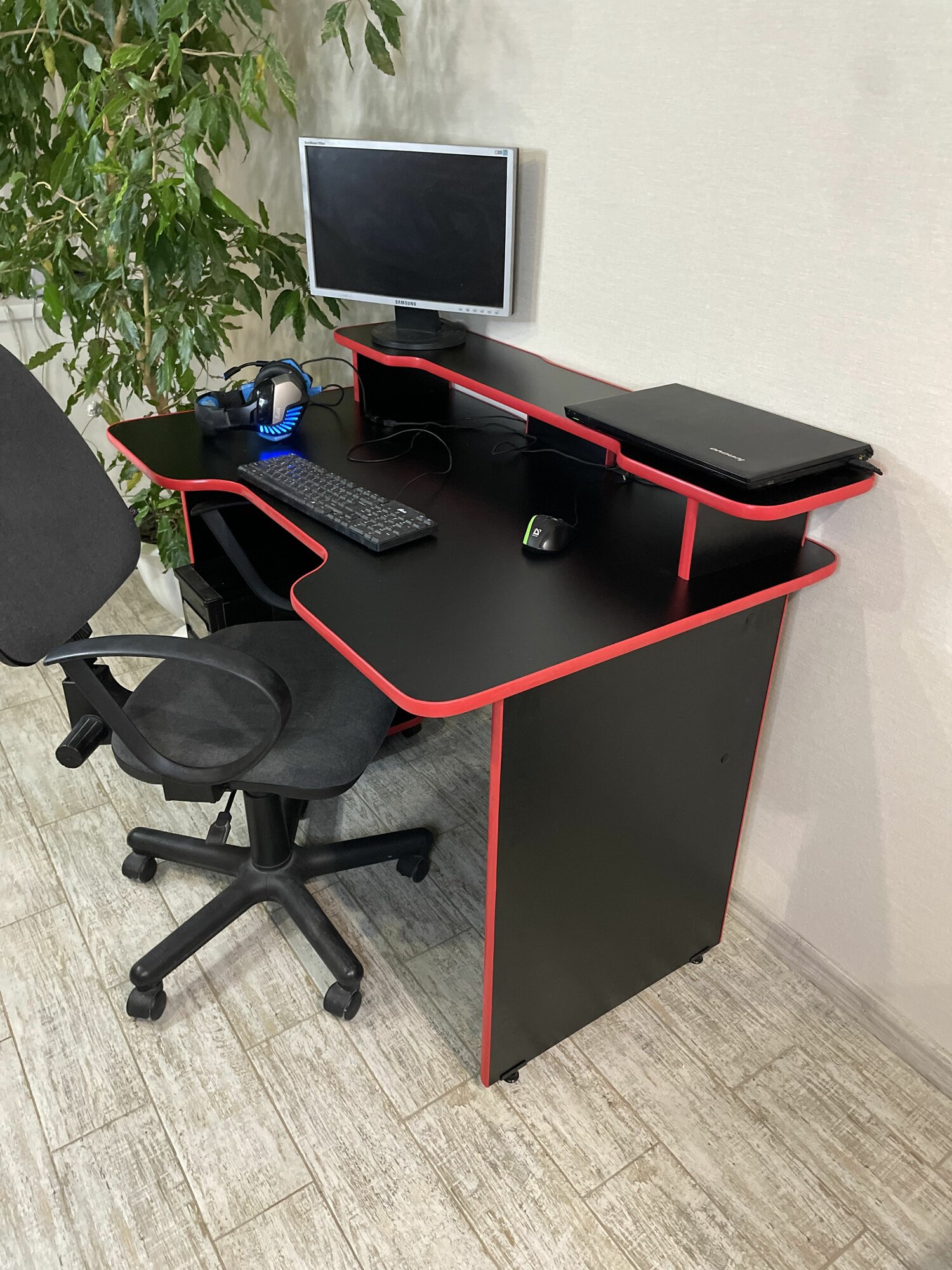 Компьютерный игровой(геймерский) письменный стол ADRENALINE черный/красный 120х75х78 с подставкой под монитор