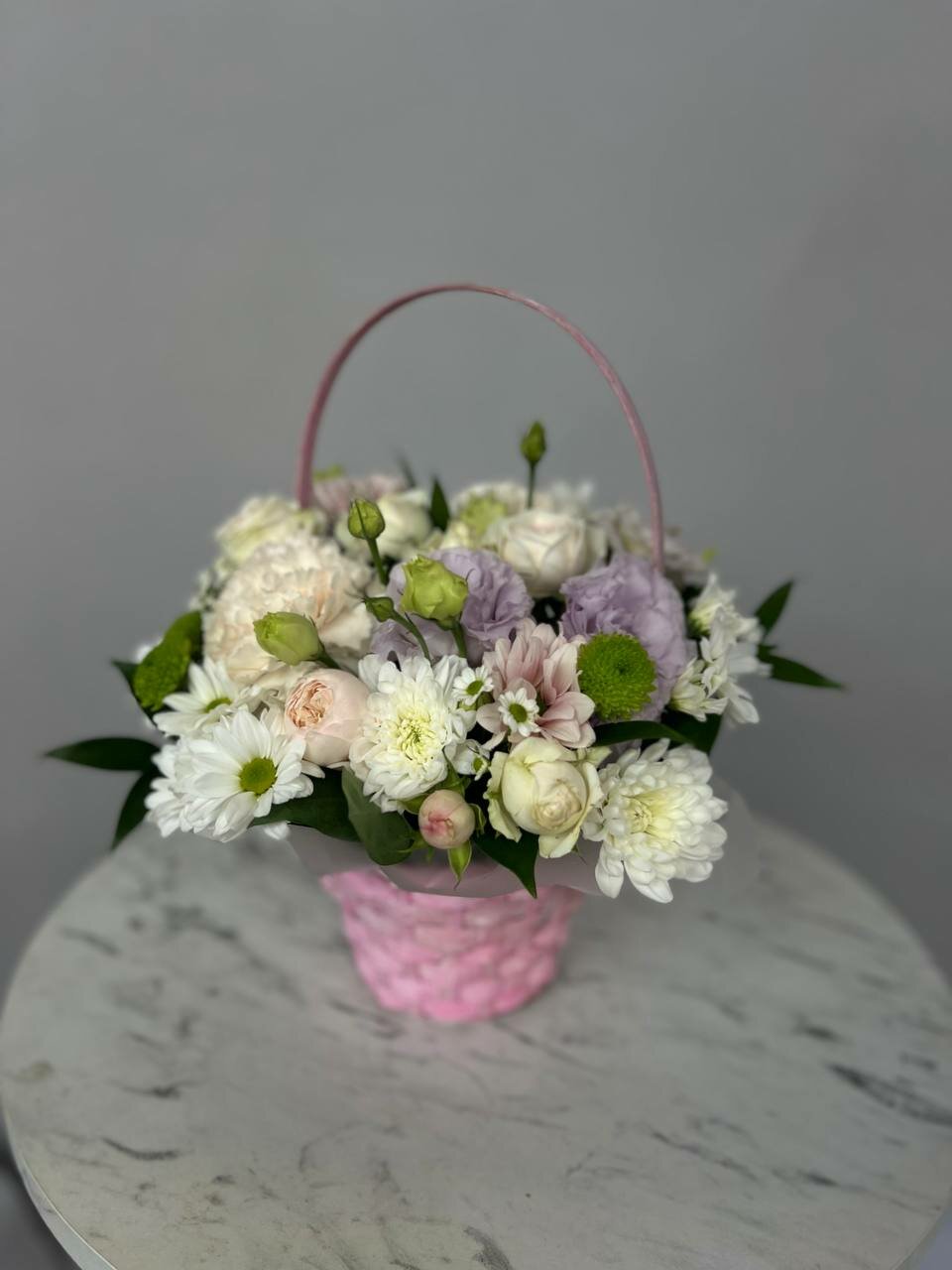 Композиция в корзине от бренда Цветология в составе: гвоздики хризантемы эустомы