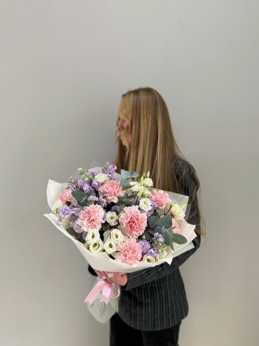 Изображение товара Авторский букет из маттиолы и эустомы в нежной гамме ( живые цветы) пышный букет