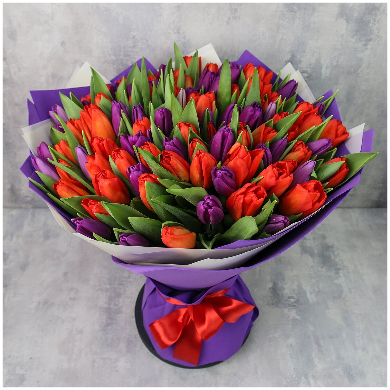 Цветы живые букет из фиолетовых и оранжевых тюльпанов в дизайнерской упаковке, 101 шт.