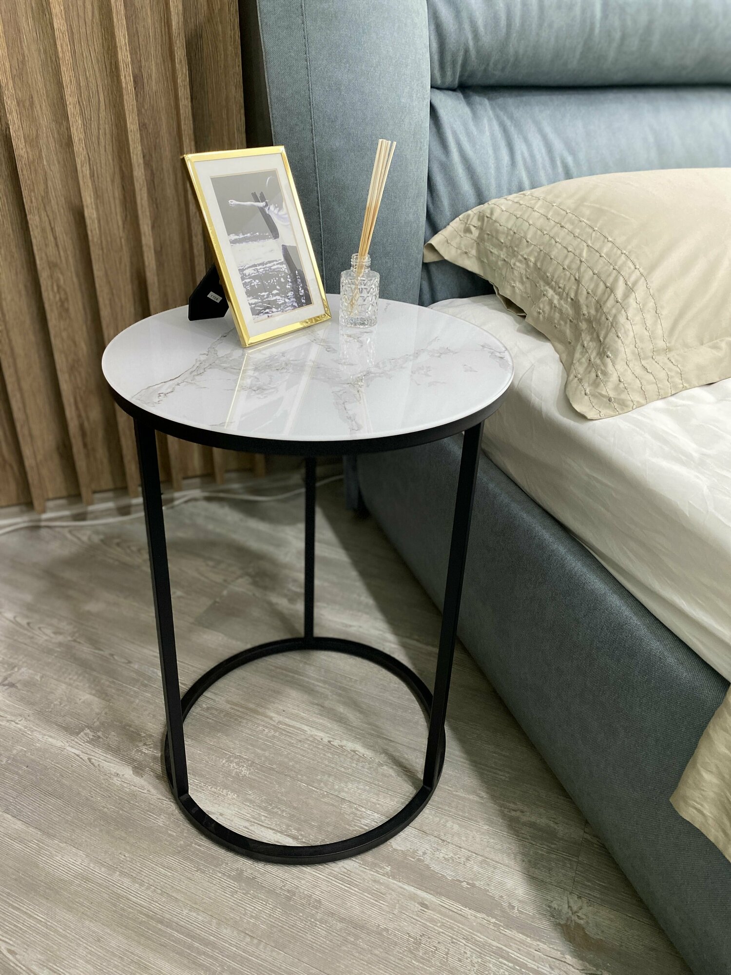 фото Журнальный стол круглый Браво для гостиной, белый/черный