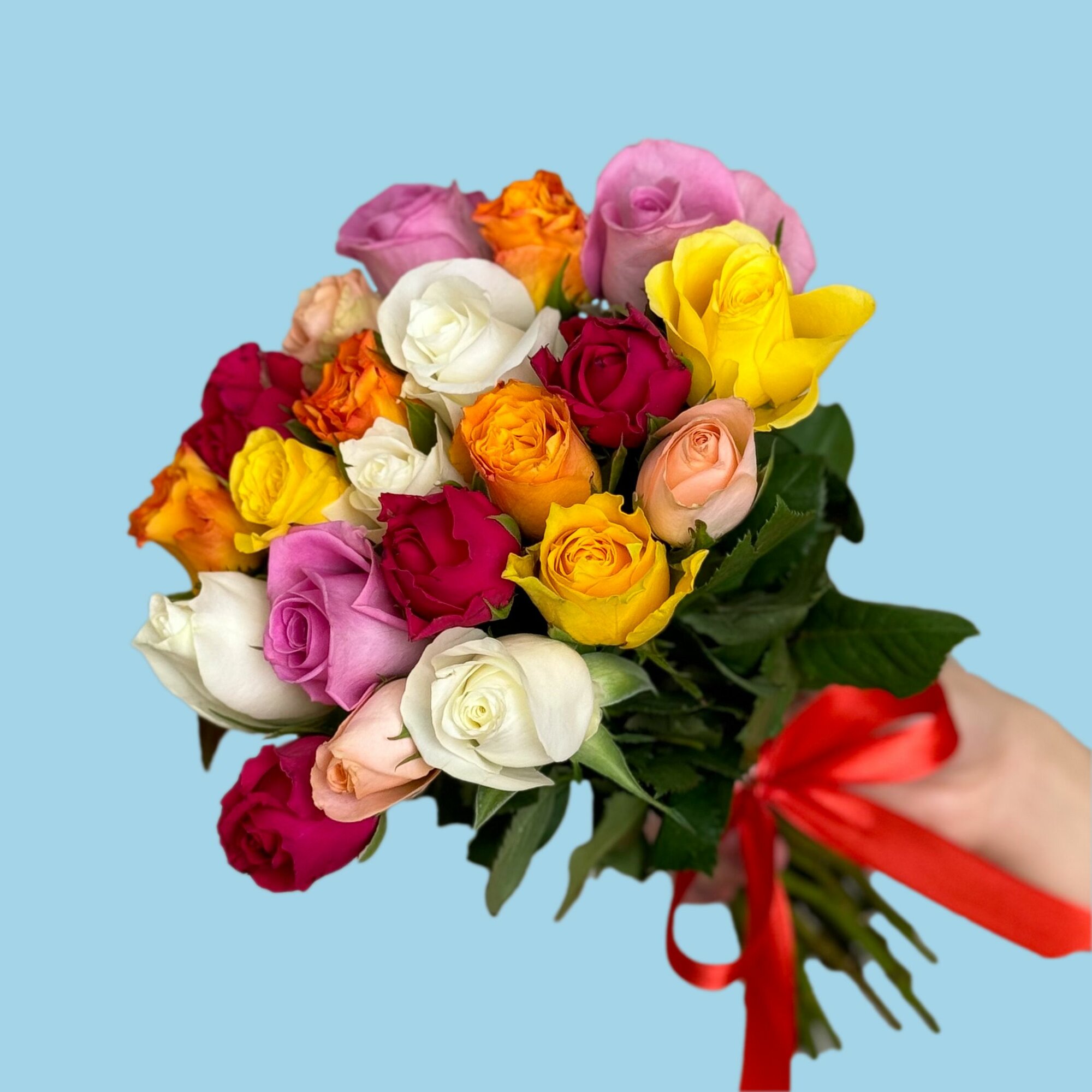 Букет живых цветов из 21 розы микс 40 см в ленте с доставкой