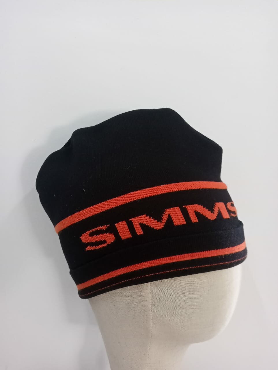 Шапка-бини Шапка Simms для мужчин, цвет черный с красной надписью
