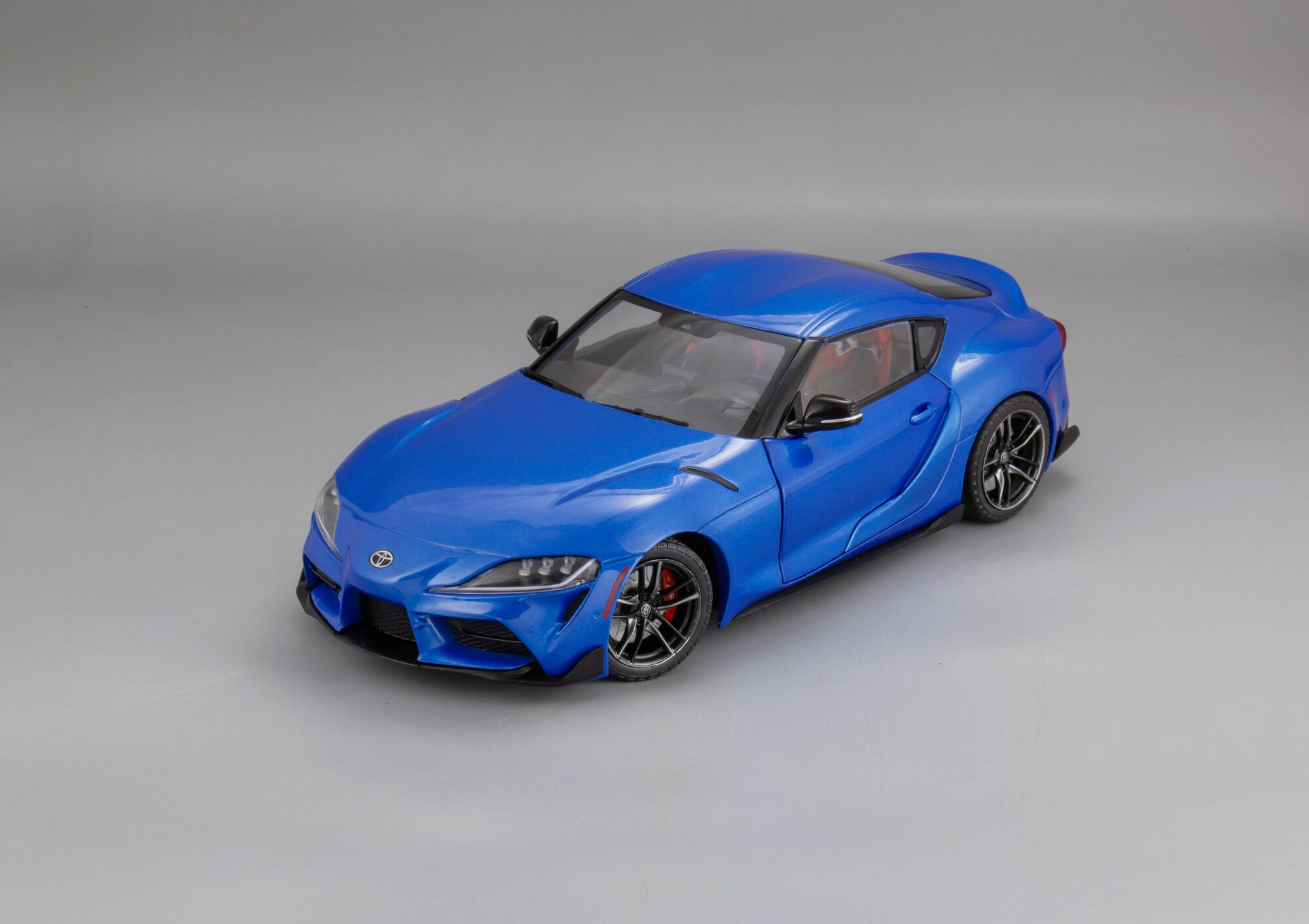 Коллекционная масштабная модель 1:18 Toyota GT Supra от Solido