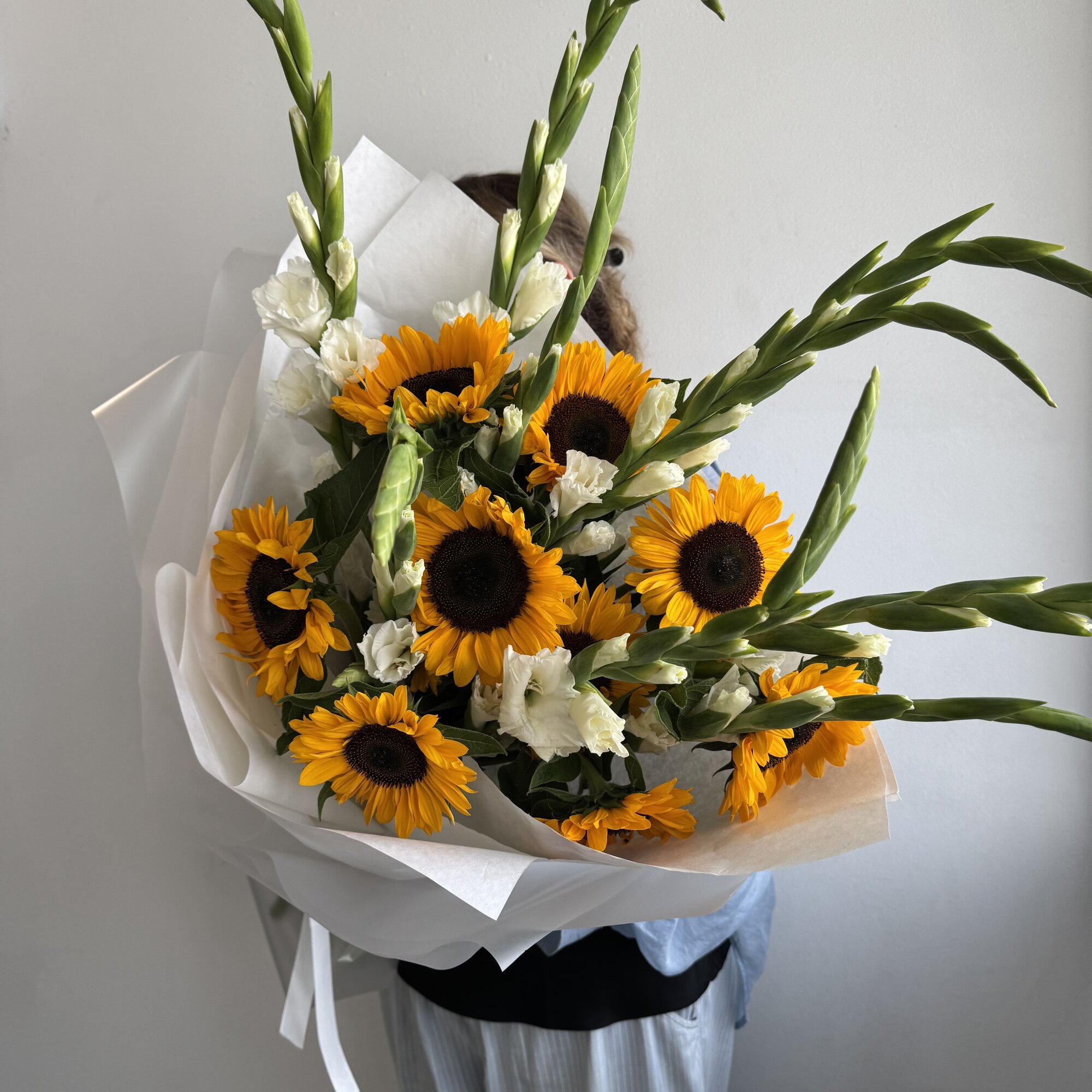 Букет "Август" подсолнухи и гладиолусы в вазе с инструкцией и средством для стойкости