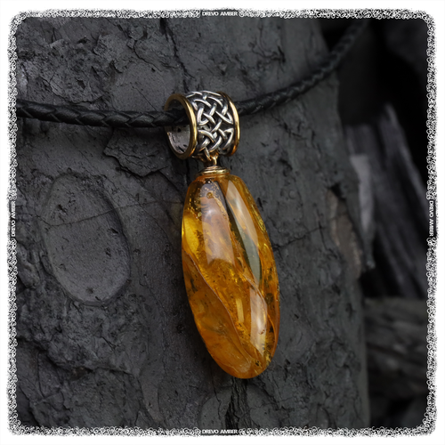 Колье DREVO Кулон «Звезда Руси» с янтарем на кожаном шнурке 7.80 гр., серебро, золото, 925 проба, золочение, янтарь, длина 10 см., золотой, серебряный
