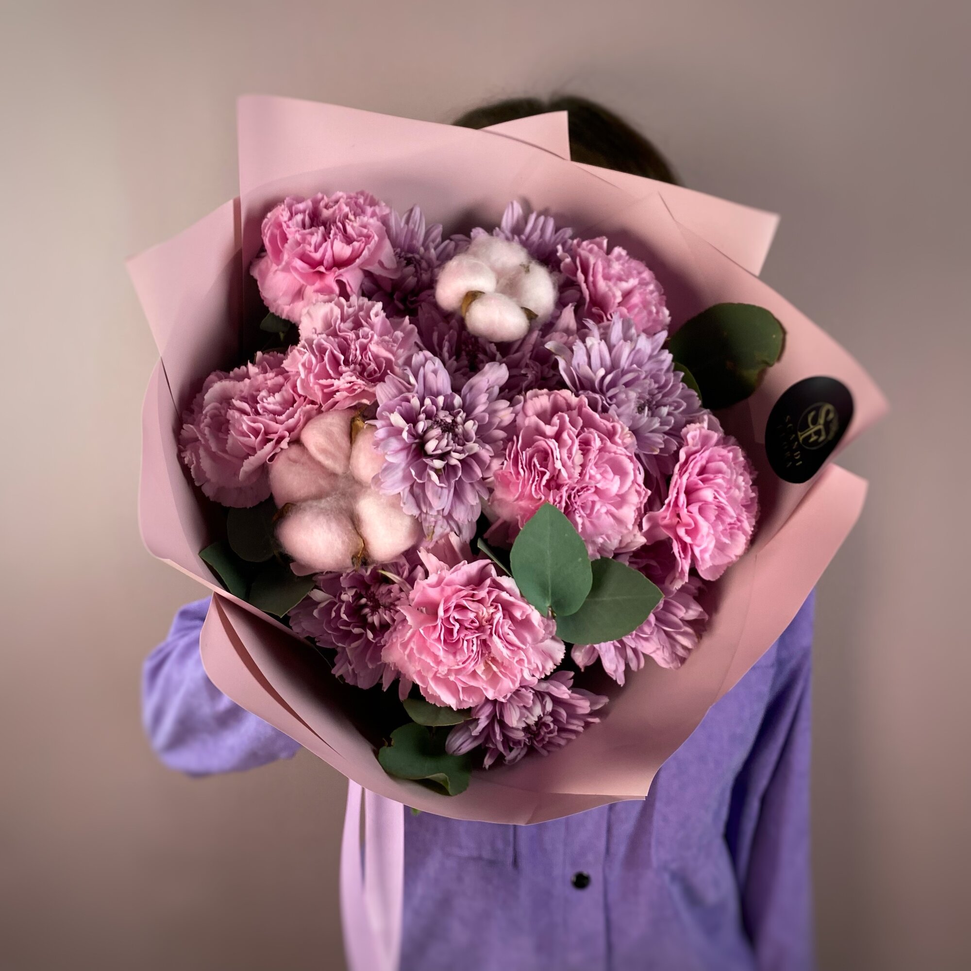 Букет живых цветов с диантусами и розовым хлопком. Букет 18 Scandi Flora
