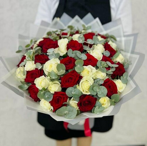 Изображение товара Монобукет Rybe-Flowers "Красно-Белая Роза с Эвкалиптом", роза красная 51шт, эвкалипт