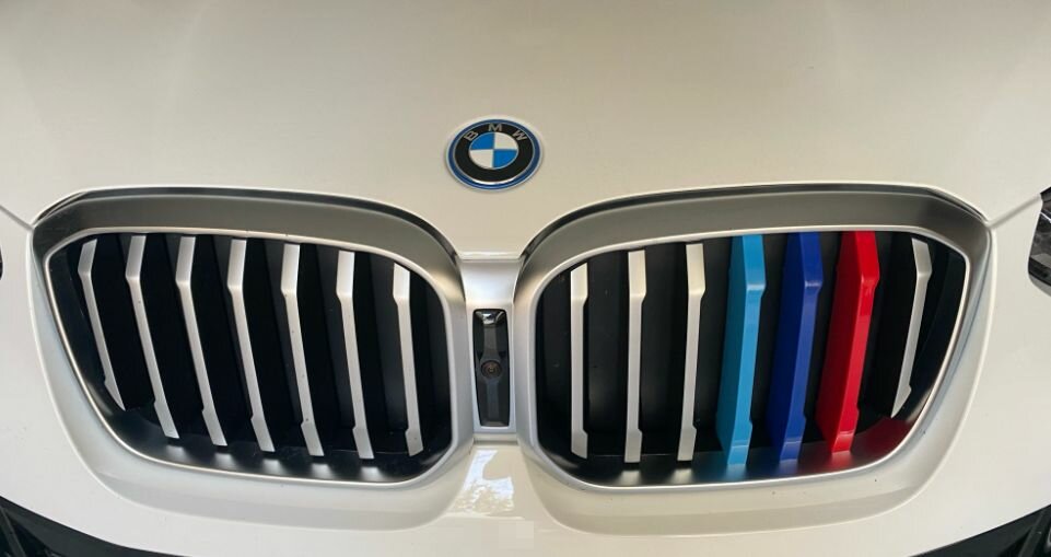 Накладки на решетку радиатора BMW X3 G01 2022- X4 G02 2022- триколор / БМВ Х3 Х4 рестайлинг