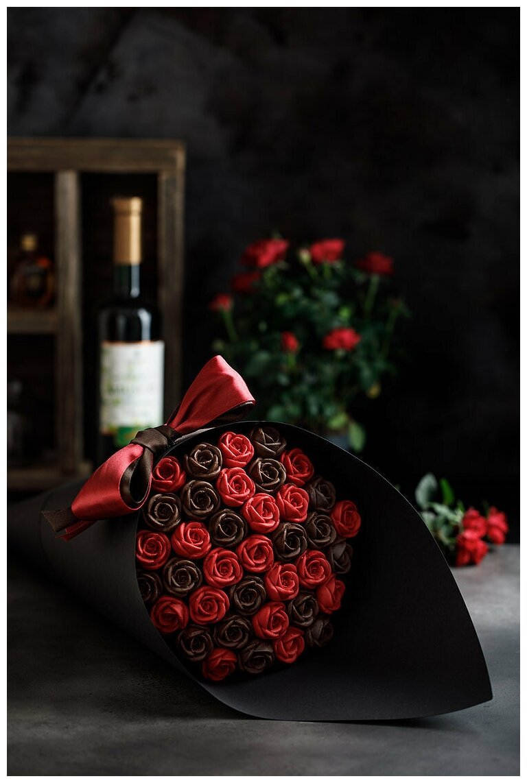 Букет из 37 шоколадных роз CHOCO STORY в чёрной подарочной бумаге: с жёлтыми и шоколадными розами из бельгийского шоколада, 444 гр. B37-CH-KSH - фотография № 2
