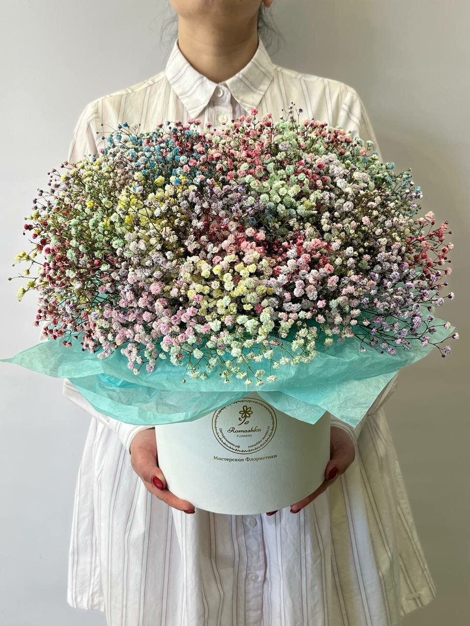 Коробка из радужной гипсофилы «Апрельская радуга» - S (до 30 см)