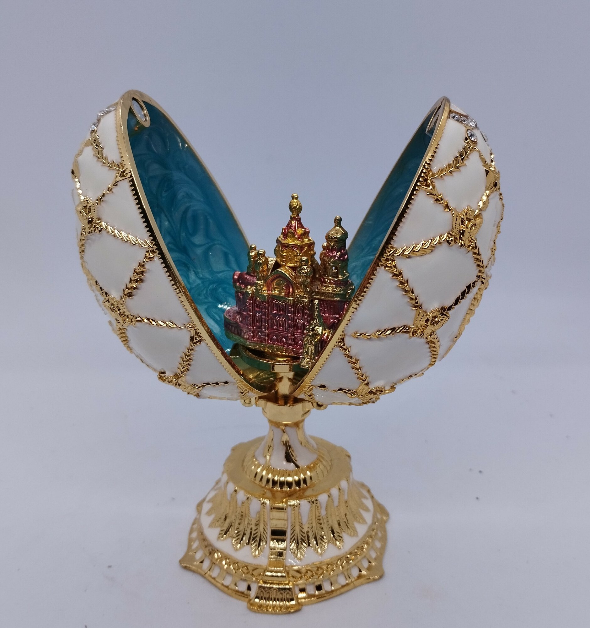 Яйцо Фаберже сетка с гербами (3038, белое), с фигурой Спаса-на-Крови.