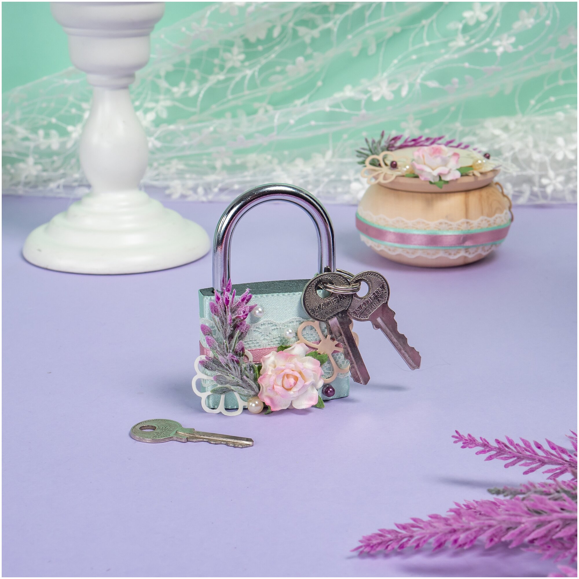 Декоративный замочек любви для жениха и невесты на свадьбу "Нимфа" с декором в бирюзовых и розовых тонах, с сиреневой веточкой и бумажной розой