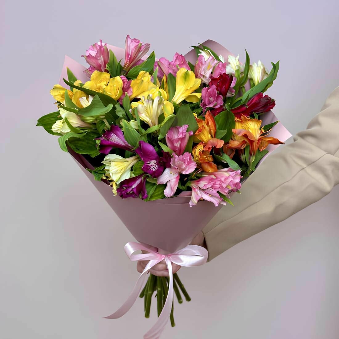Цветы живые букет из 15 альстромерий 50 см в упаковке с лентой Flor2u
