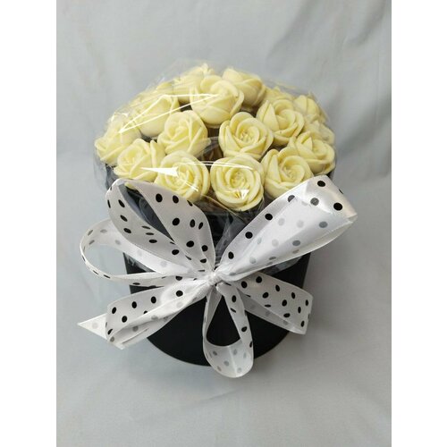 Букет из 25 шоколадных роз в шляпной коробке . Белые розы в черной упаковке . ХИТ на тематические мероприятия