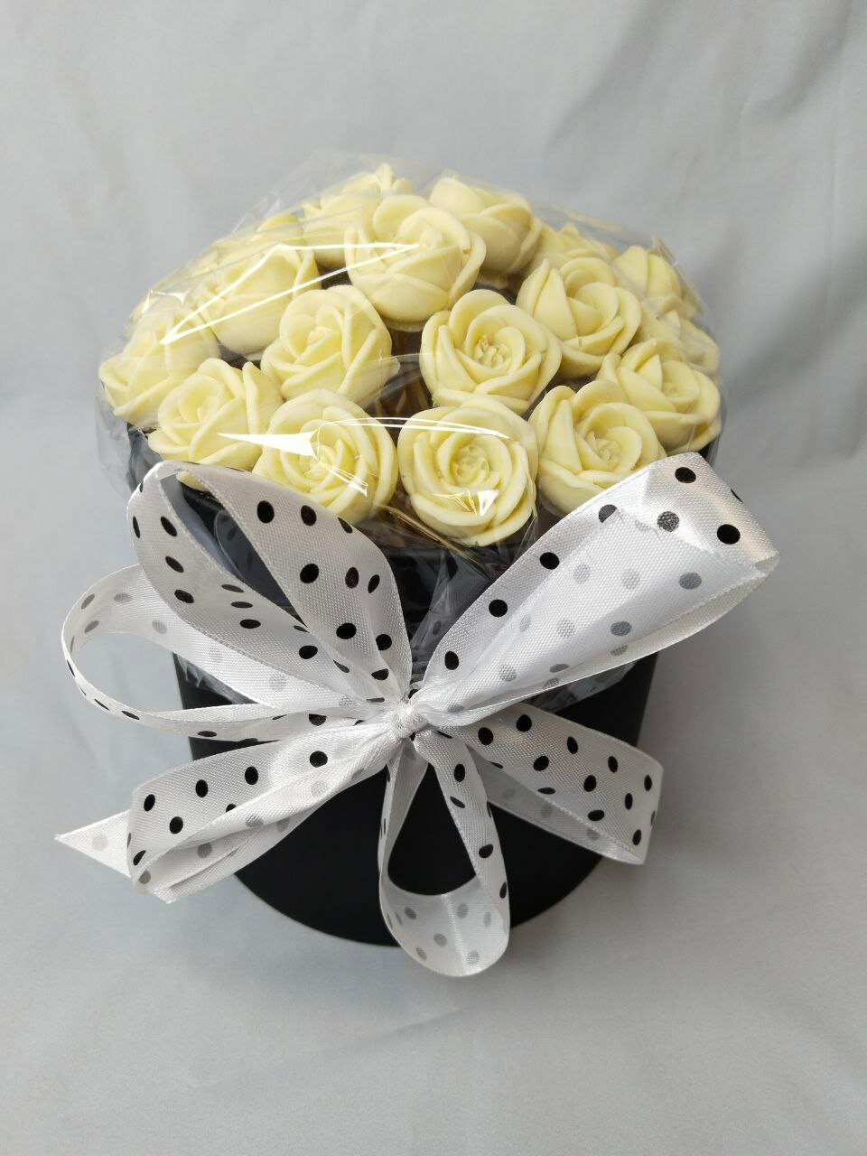 Букет из 25 шоколадных роз в шляпной коробке . Белые розы в черной упаковке . ХИТ на тематические мероприятия