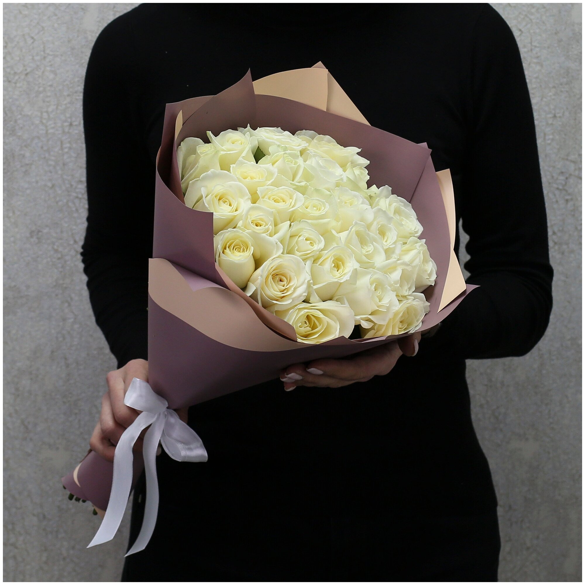 Цветы живые букет из 25 белых роз Аваланч 40 см в дизайнерской упаковке