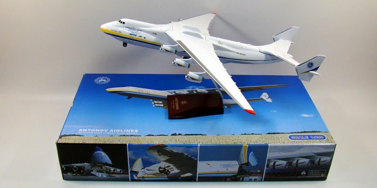 Модель самолета Антонов Ан-225 "Мрия" Antonov Airlines (грузовой отсек открывается) 1:200