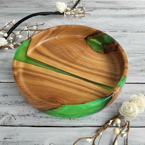 Блюдо тарелка из дерева и полимерной смолы