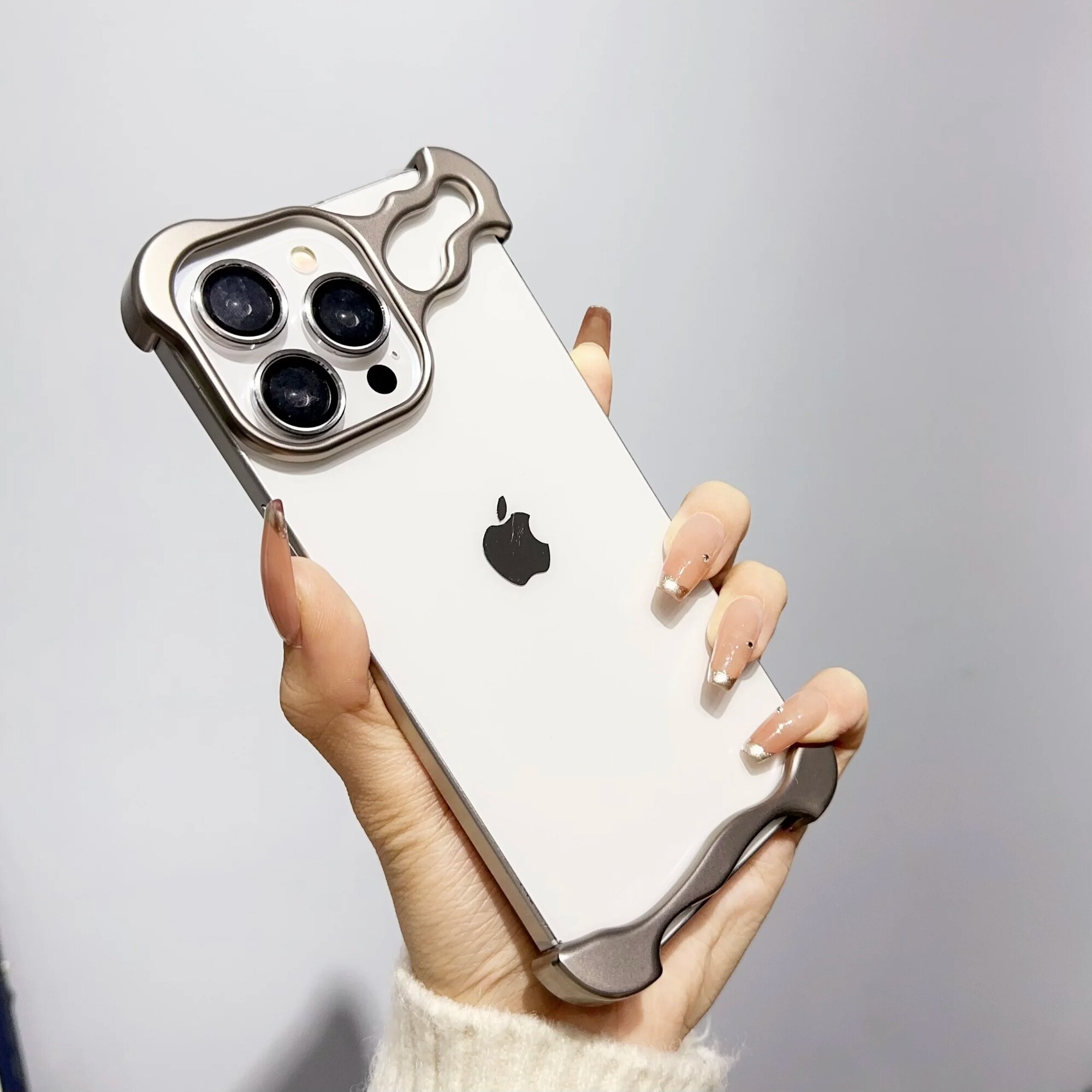 Необычный металлический чехол для телефона из алюминиевого сплава для iPhone 16, 15, 14, 13, 12, Pro Max, защитное противоударное кольцо с металлическим объективом и изображением пришельца, Grey, For iPhone 13, Защитный чехол и камера — фото 1