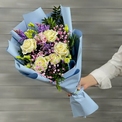 Изображение товара Букет из живых цветов лизиантусов и роз
