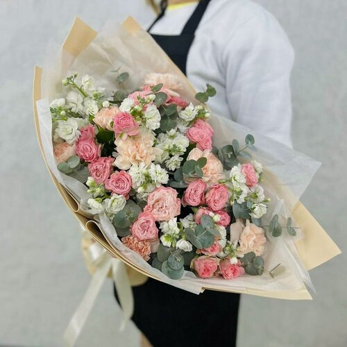 Изображение товара Букет Rybe-Flowers "Белая Маттиола и Пионовидные Розы", 19 цветов, высота 50см