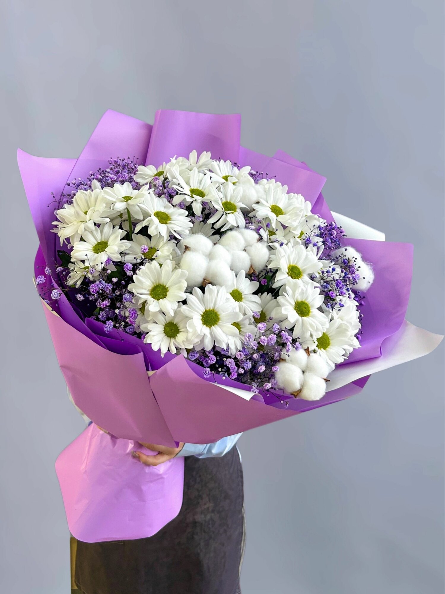 Букет с хризантемой гипсофилой и хлопком