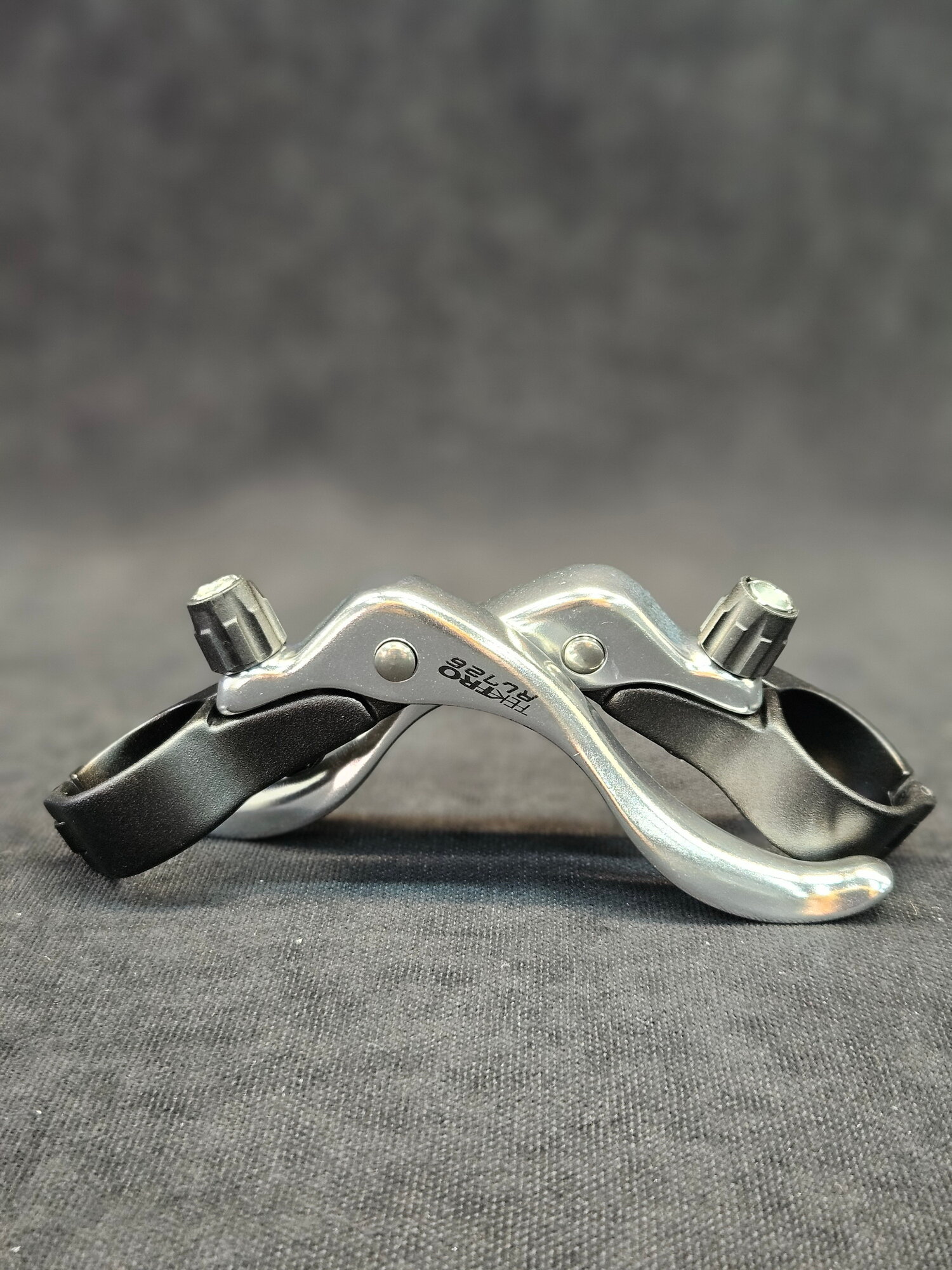 Комплект дублирующих тормозных Tektro RL726, верхнее крепление, для руля 26мм, черно-серебристые