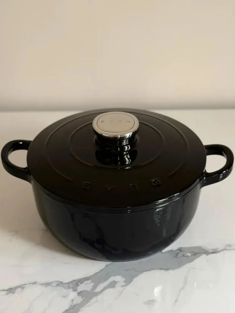 Кастрюля Smeg, чугунная, черная, с антипригарным покрытием, 4.2 л