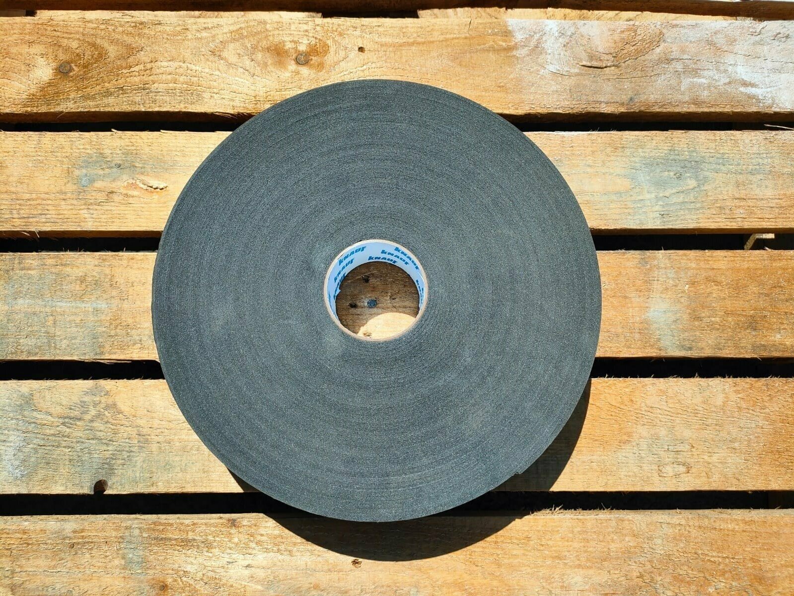 Лента уплотнительная Knauf Дихтунгсбанд 70 мм х 30 м.п., серый - фотография № 4