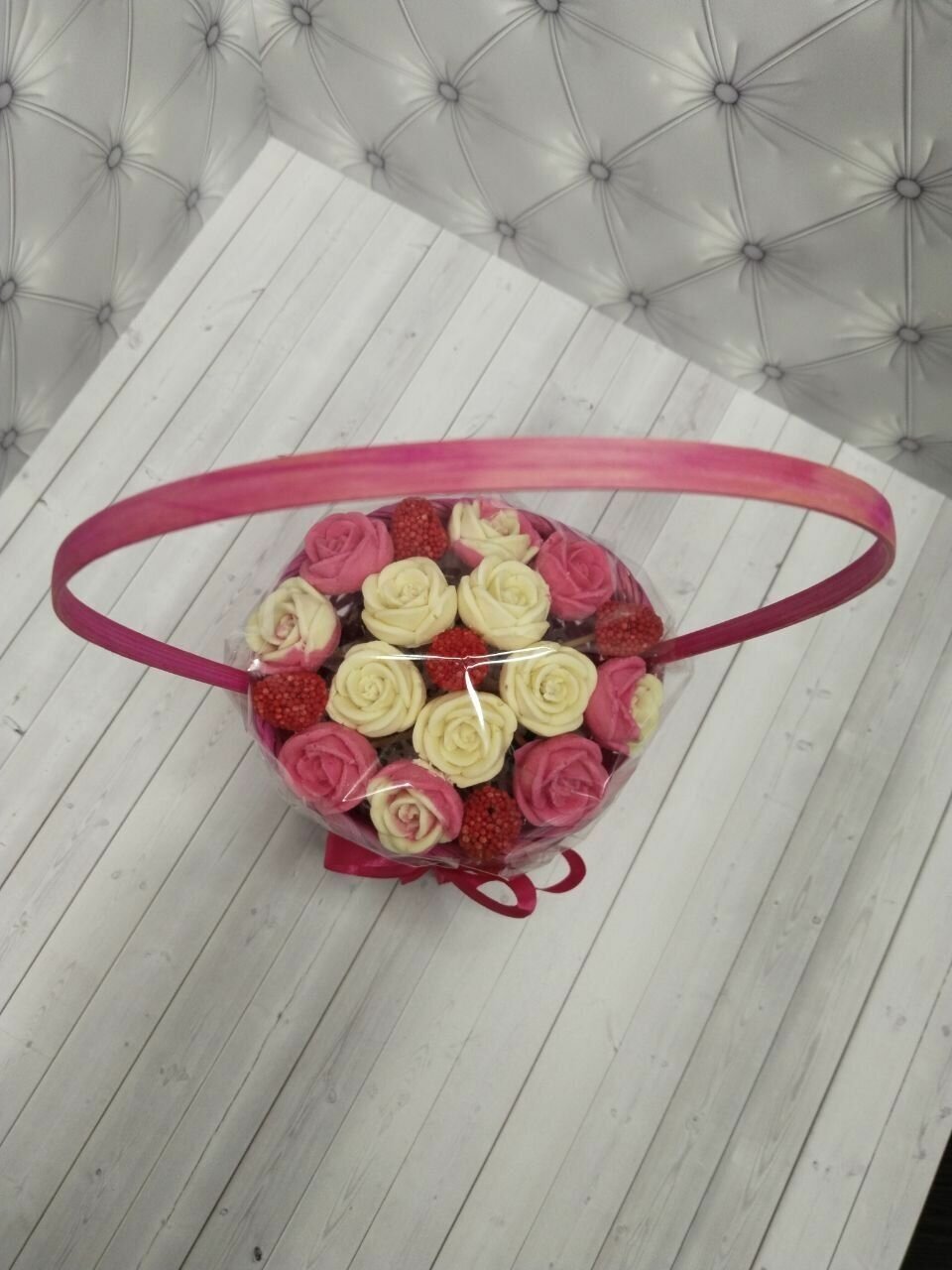 Ягодно - шоколадный букет из роз и малины мармелад. Розовые, белые ,красные в корзине - фотография № 2