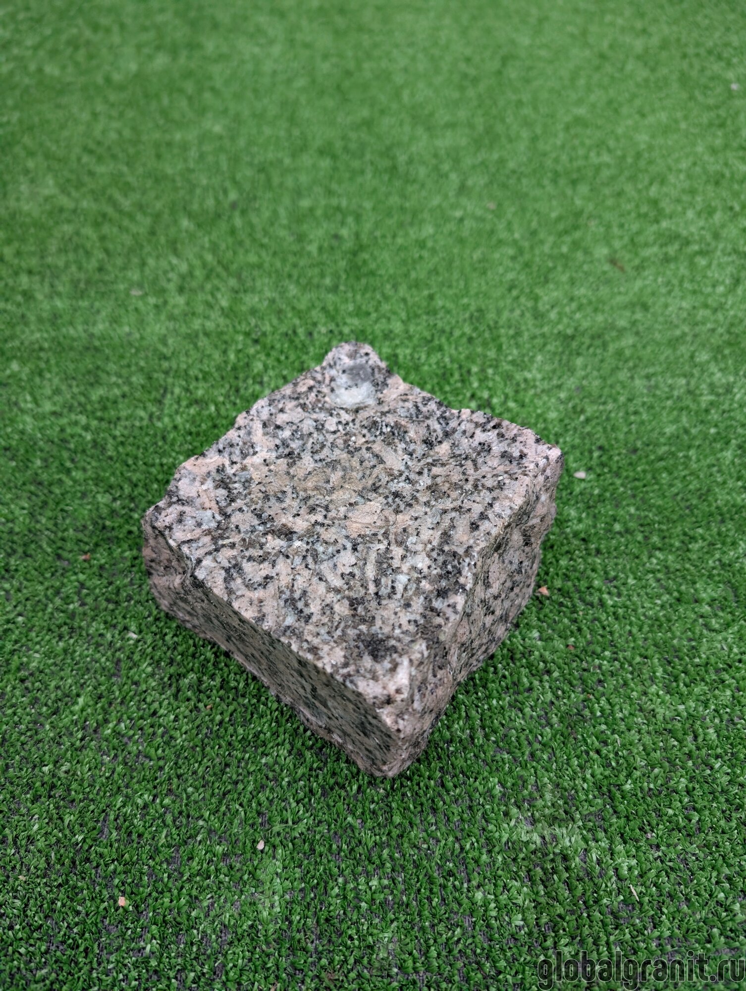 Гранит Возрождение брусчатка 100*100*50 колотая. Гранит Серый.