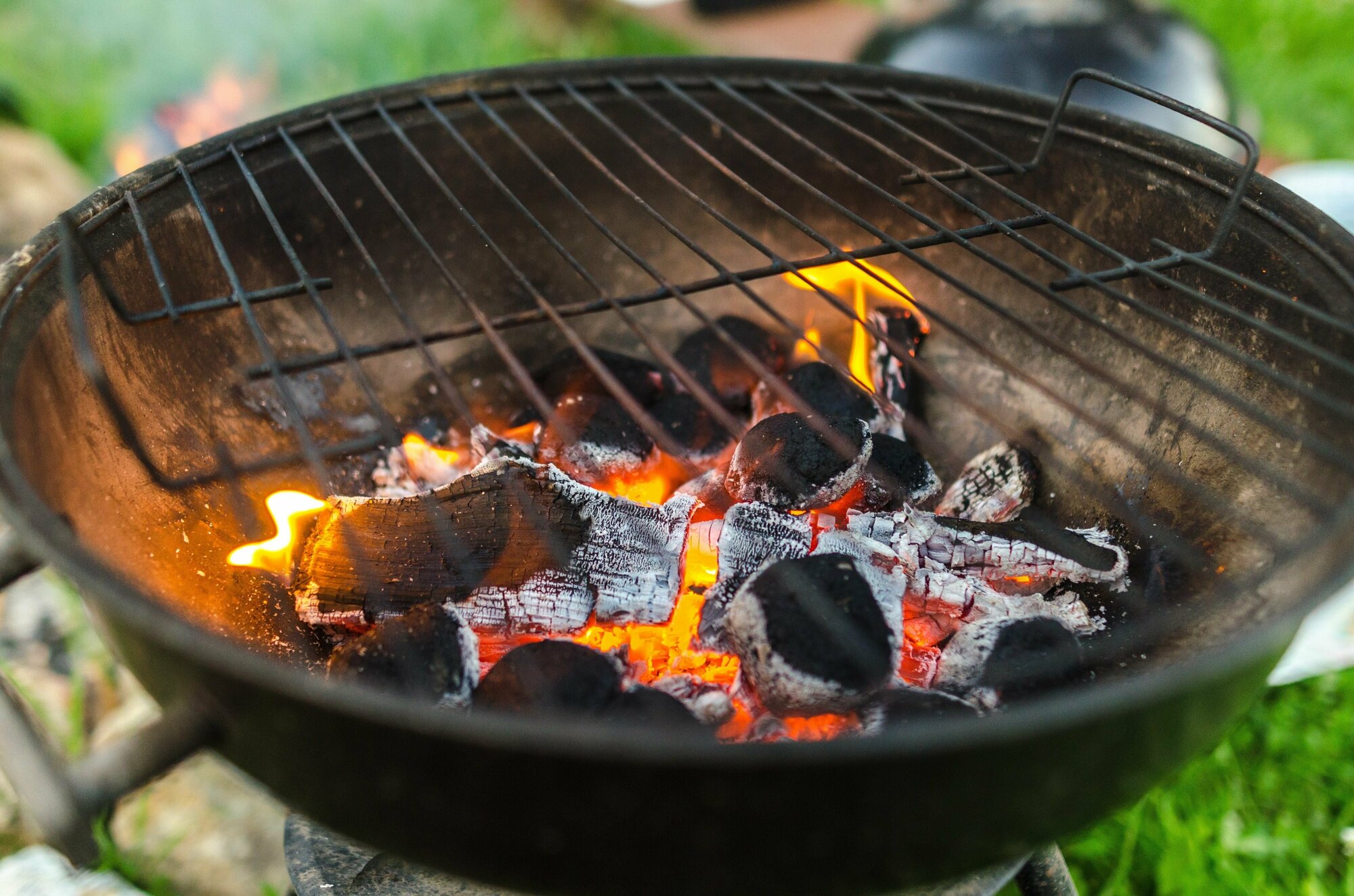 Уголь древесный 25 кг для быстрого и вкусного приготовления разнообразных блюд на мангалах и грилях