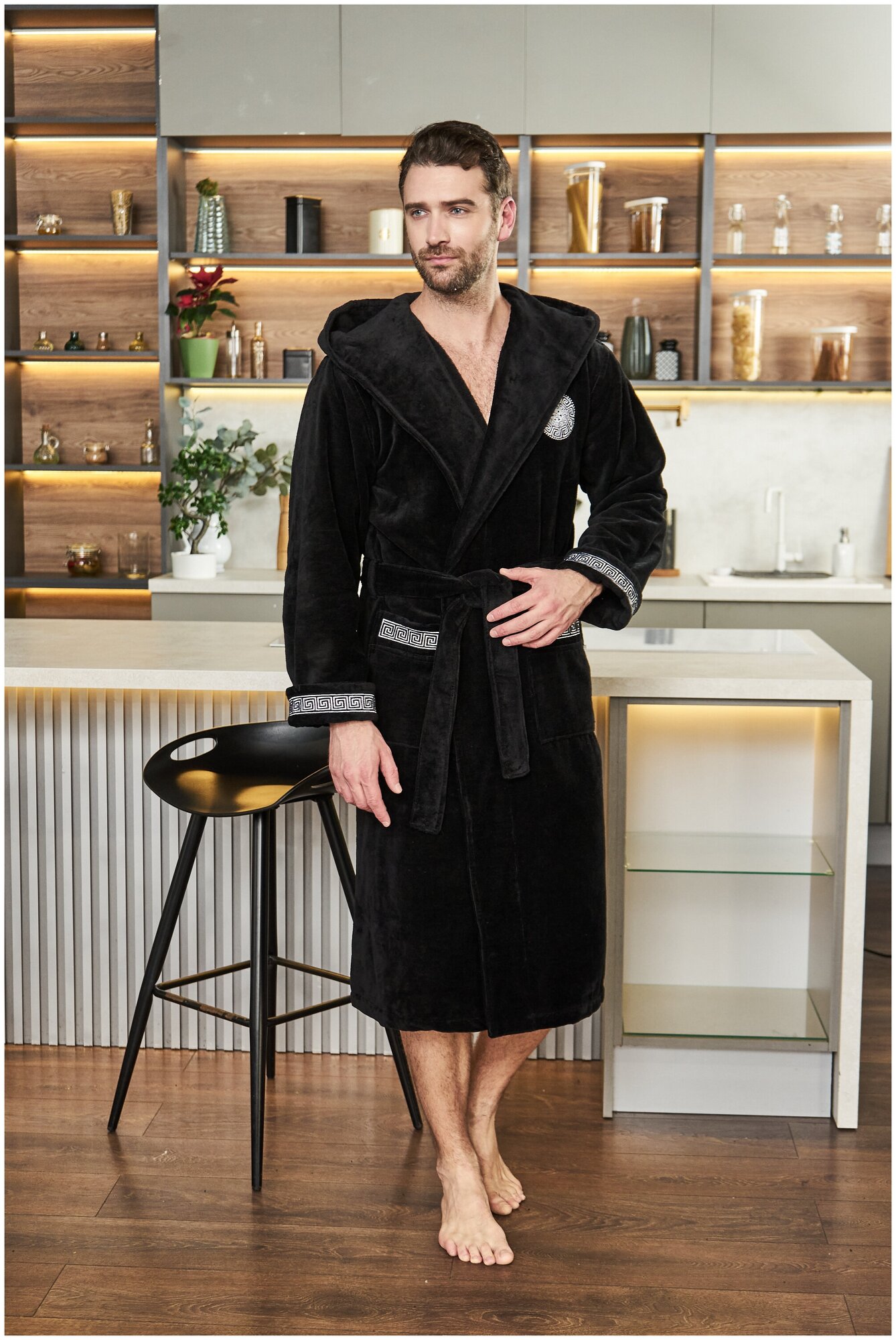 Халат мужской велюровый Gianni с капюшоном и вышивкой (Чёрный) (XL) - фотография № 6